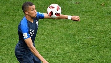 France&#039;s forward Kylian Mbappe controls the ball during the Russia 2018 World Cup final football match between France and Croatia at the Luzhniki Stadium in Moscow on July 15, 2018. / AFP PHOTO / Alexander NEMENOV / RESTRICTED TO EDITORIAL USE - NO MOBILE PUSH ALERTS/DOWNLOADS 