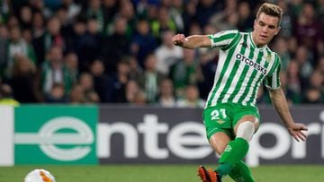 Real Betis&#039; Argentinian midfielder Giovani Lo Celso scores a goal during the UEFA Europa League round of 32 second leg football match between Real Betis and Rennes at the Benito Villamarin stadium in Sevilla on February 21, 2019. (Photo by JORGE GUER
