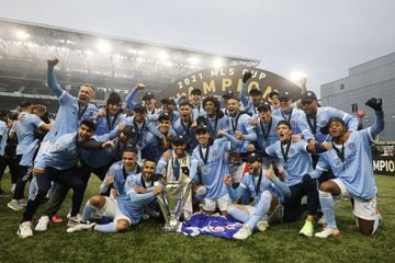 Dec 11, 2021; Portland, OR, USA; Members of the New York City FC celebrate after defeating the Portland Timbers in the 2021 MLS Cup championship game at Providence Park. Mandatory Credit: Jaime Valdez-USA TODAY Sports  PUBLICADA 14/12/21 NA MA25 3COL