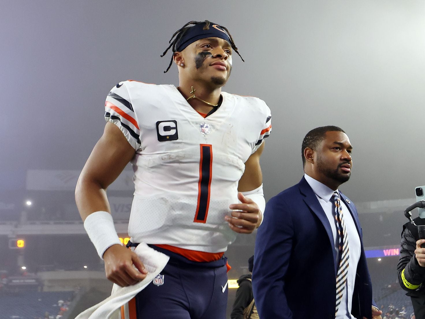 Justin Fields' scrambling and throwing display produces Chicago Bears'  first touchdown of season - ESPN