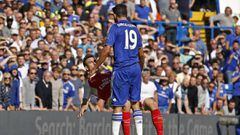 Diego Costa y Koscielny, encarados en el Chelsea-Arsenal de la 15-16.