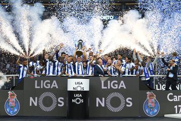 FC Porto players and coaching staff celebrate winning the title after the Primeira Liga match between FC Porto and Feirense at Estadio do Dragao on May 6, 2018 in Porto, Portugal