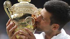 El tenista serbio Novak Djokovic besa el trofeo de campe&oacute;n de Wimbledon 2021 tras ganar en la final a Matteo Berrettini.