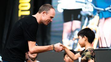 Chris Froome saluda a un niño en Singapur.