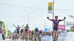 El ciclista español Miguel Ángel Fernández celebra su victoria en la quinta etapa de La Tropicale Amissa Bongo.