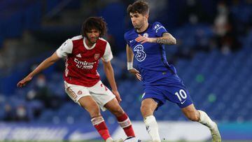 Arsenal&#039;s Egyptian midfielder Mohamed Elneny (L) vies with Chelsea&#039;s US midfielder Christian Pulisic during the English Premier League football match between Chelsea and Arsenal at Stamford Bridge in London on May 12, 2021. (Photo by Catherine I