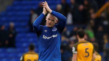 Rooney aplaude a la afici&oacute;n del Everton.