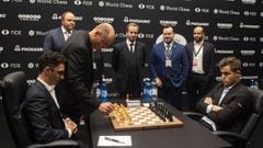 FMA0001_3. London (United Kingdom), 09/11/2018.- US actor Woody Harrelson (C) accidentally knocks the White King before making the first move for US challenger Fabiano Caruana (seated L) against Norway&#039;s World Chess Champion Magnus Carlsen (seated R)