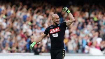 NAPLES, ITALY - MAY 06:  Pepe Reina of SSC Napoli celebrates after Lorenzo Insigne scored goal 3-0 during the Serie A match between SSC Napoli and Cagliari Calcio at Stadio San Paolo on May 6, 2017 in Naples, Italy.  (Photo by Francesco Pecoraro/Getty Ima