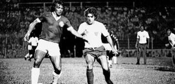 El defensa chileno fue tres veces el mejor jugador de Am&eacute;rica, jugando por el Inter de Porto Alegre: 1974, 1975 y 1976.
