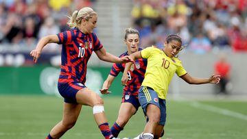 COMMERCE CITY, COLORADO - JUNE 25: Lindsey Horan #10 and Emily Fox #19 of Team USA fight for the ball against Leicy Santos #10 of Colombia in the first half at Dick's Sporting Goods Park on June 25, 2022 in Commerce City, Colorado.   Matthew Stockman/Getty Images/AFP
== FOR NEWSPAPERS, INTERNET, TELCOS & TELEVISION USE ONLY ==