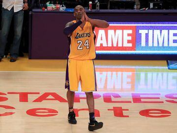 LOS ANGELES, CA - APRIL 13: Kobe Bryant #24 of the Los Angeles Lakers waves to the crowd as he is taken out of the game after scoring 60 points against the Utah Jazz at Staples Center on April 13, 2016 in Los Angeles, California. NOTE TO USER: User expressly acknowledges and agrees that, by downloading and or using this photograph, User is consenting to the terms and conditions of the Getty Images License Agreement.   Sean M. Haffey/Getty Images/AFP == FOR NEWSPAPERS, INTERNET, TELCOS &amp; TELEVISION USE ONLY ==