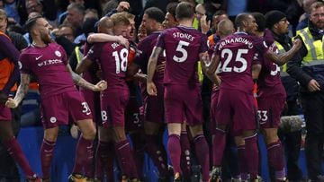 Manchester City&#039;s Belgian midfielder Kevin De Bruyne celebrates with teammates after scoring the opening goal of the English Premier League football match between Chelsea and Manchester City at Stamford Bridge in London on September 30, 2017. / AFP P
