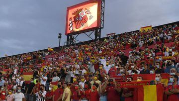 Aficionados de la selección española en el estadio Nuevo Vivero en Badajoz.