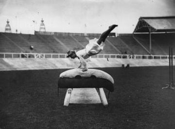 El mismo año que el Atletismo Femenino se incorporó a los JJOO también lo hizo la Gimnasia Femenina que ya se practicaba desde mucho antes. Imagen de julio de 1908 de una gimnasta practicando.