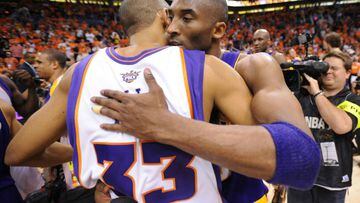 PHOENIX - MAY 29: Kobe Bryant #24 of the Los Angeles Lakers hugs Grant Hill #33 of the Phoenix Suns in Game Six of the Western Conference Finals during the 2010 NBA Playoffs at US Airways Center on May 29, 2010 in Phoenix, Arizona. NOTE TO USER: User expressly acknowledges and agrees that, by downloading and/or using this Photograph, user is consenting to the terms and conditions of the Getty Images License Agreement. Mandatory Copyright Notice: Copyright 2010 NBAE (Photo by Noah Graham/NBAE via Getty Images)