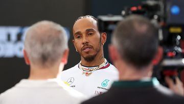 Lewis Hamilton, habla con la Prensa en Abu Dhabi.