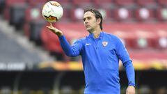 Cologne (Germany), 15/08/2020.- Sevilla&#039;s head coach Julen Lopetegui plays with a ball during a training session of Sevilla FC at the stadium in Cologne, Germany 15 August 2020. Sevilla is facing Manchester United in an UEFA Europa League semi final 
