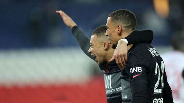 Kehrer y Mbapp&eacute; celebran el segundo gol contra el Brest.