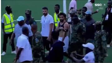 ¡Un espontáneo intenta agredir a Salah en África!