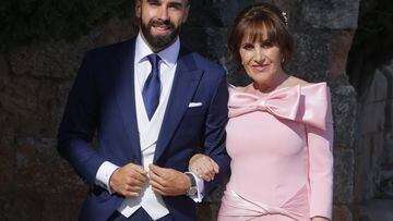 Dani Carvajal llega con su madre Lola Ramos a la finca Los Claustros de Ayllon para darse el "si quiero" con Daphne Cañizares a 24 de Junio de 2022 en Segovia