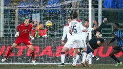 Mauricio Pinilla y el momento exacto en que anota su gol 36 en Serie A.