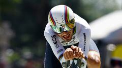 Filippo Ganna llega a meta en una contrarreloj del Tour de Francia.
