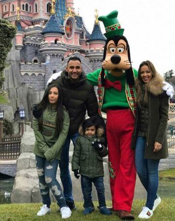 Aquí junto a su familia, todos unidos y de viaje por Disneylandia.