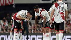 River Plate's midfielder Jose Paradela (L) cools himself down alongside his teammate defender Enzo Diaz (C) during their Argentine Professional Football League Tournament 2023 match at El Monumental stadium, in Buenos Aires, on March 12, 2023. (Photo by ALEJANDRO PAGNI / AFP) (Photo by ALEJANDRO PAGNI/AFP via Getty Images)