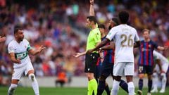 BARCELONA, SPAIN - SEPTEMBER 17: Referee Muñiz Ruiz shows a red card to Gonzalo Verdu of Elche CF during the LaLiga Santander match between FC Barcelona and Elche CF at Spotify Camp Nou on September 17, 2022 in Barcelona, Spain. (Photo by Eric Alonso/Getty Images)