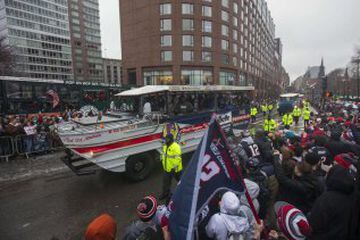 En este automovil fueron los jugadores de los Patriots durante el desfile de la victoria de los Patriots