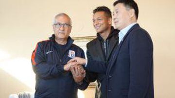 Los directivos y cuerpo técnico de Shanghái Shenshua le dan la bienvenida al jugador colombiano.