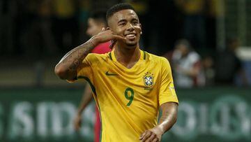 Brazil&#039;s Gabriel Jesus celebrates after scoring against Chile during their 2018 World Cup football qualifier match in Sao Paulo, Brazil, on October 10, 2017. / AFP PHOTO / Miguel SCHINCARIOL