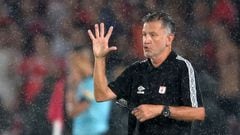 America de Cali's coach Juan Carlos Osorio gestures during the Sudamericana Cup first round second leg all-Colombian football match between America de Cali and Independiente Medellin, at the Pascual Guerrero stadium in Cali, Colombia, on March 16, 2022. (Photo by Luis ROBAYO / AFP)