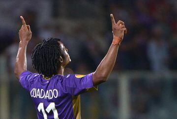 Esa buena temporada llamó la atención de Fiorentina, un equipo más importante en Italia. Aunque en el primer año estuvo cedido, en 2013 el club pagó 20 millones de euros por su pase. Con este equipo estuvo dos temporadas y media, jugó 103 partidos y marcó 26 goles. Números que se vieron complementados por su debut en la Europa League en agosto de 2013.