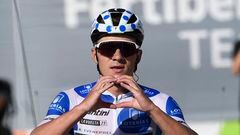 El ciclista belga Remco Evenepoel celebra su victoria en La Cruz de Linares en La Vuelta 2023.