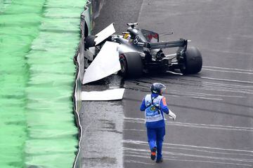 ¡Accidente de Hamilton! Ha perdido el control del Mercedes en la subida del segundo sector, en la curva 7, y se ha golpeado contra el muro en la Q1