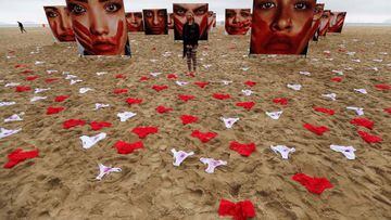 420 bragas en Copacabana contra las violaciones en Brasil