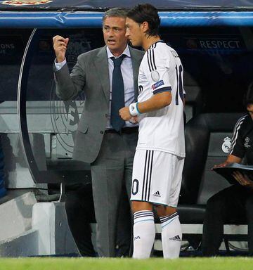 18/09/12 | Mourinho gives advice to Mesut Özil as Real Madrid faced Man CIty.