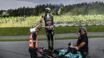 Rossi saluda a sus aficionados en el GP de Austria.