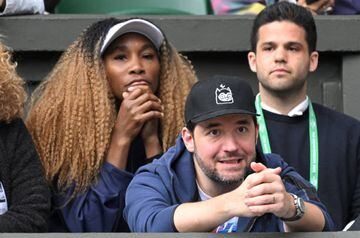 Venus Williams and Alexis Ohanian watch Serena Williams