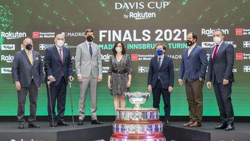 Gerard Piqué, junto a Isabel Díaz Ayuso, José Luis Martínez Almeida, Miguel Díaz, Albert Costa y José Manuel Franco en la presentación de las finales de la Copa Davis 2021.