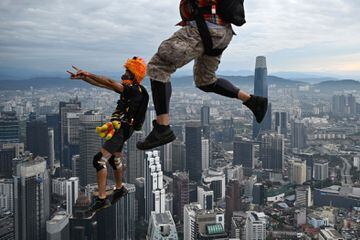 Kyle Lobpries salta desde la plataforma abierta de 300 metros de altura de la emblemática Torre Kuala Lumpur de Malasia durante el Salto Internacional de la Torre en Kuala Lumpur