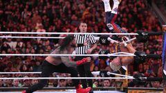 Cody Rhodes y Roman Reigns en WrestleMania 39 en el SoFi Stadium.