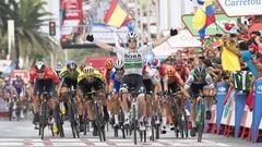 El ciclista irlandés Sam Bennett celebra una victoria al esprint en la Vuelta a España.