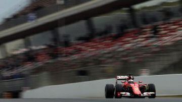 GRA285 MONTMELÓ (BARCELONA), 26/02/2015.- El piloto finlandés de Ferrari, Kimi Raikkonen, durante la primera jornada de la tercera tanda de entrenamientos oficiales de Fórmula Uno que se celebran en el Circuito de Catalunya de Montmeló. EFE/Alberto Estévez