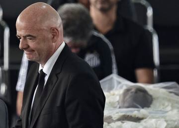 Soccer Football - Death of Brazilian soccer legend Pele - Vila Belmiro Stadium, Santos, Brazil - January 2, 2023 SENSITIVE MATERIAL. THIS IMAGE MAY OFFEND OR DISTURB, FIFA president Gianni Infantino is pictured as the body of Brazilian soccer legend Pele is seen in his casket, as he lays in state on the pitch of his former club Santos' Vila Belmiro stadium REUTERS/Ueslei Marcelino