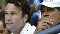 Carlos Moy&aacute; observa junto a Toni Nadal el encuentro de cuartos de final del Open de Australia entre su pupilo Rafa Nadal y el canadiense Milos Raonic.