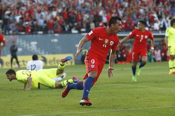 No fue su dorsal habitual en la selección chilena, pero jugó algunos partidos con la "9". Por ejemplo, marcó un doblete en 2017 ante Venezuela.