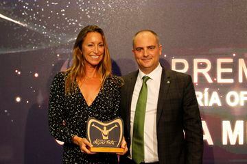 Gemma Mengual recibe el premio de manos del representante de la Junta de Extremadura.